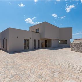 4 bedroom villa with indoor and outdoor pools in Galižana, Istria, sleeps up to 8